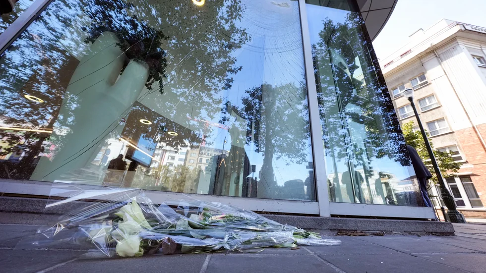 Blommor vid attentatsplatsen i Bryssel.