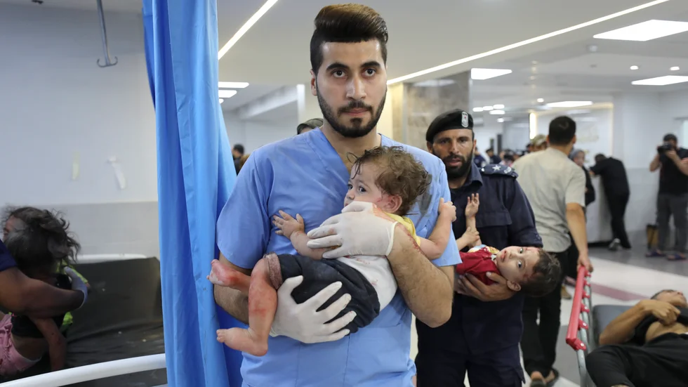Palestinska barn som skadats i israeliska anfall bärs in på Shifa Hospital i Gaza City under onsdagen.