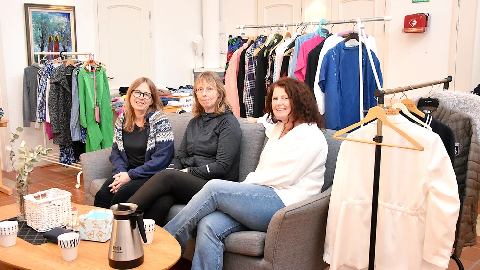Helena Mörk, Helena Ekström och Åsa Jarblad ingår i Mikaelskyrkans arbetslag, som ordnade klädbytardag på lördagen. De är nöjda.