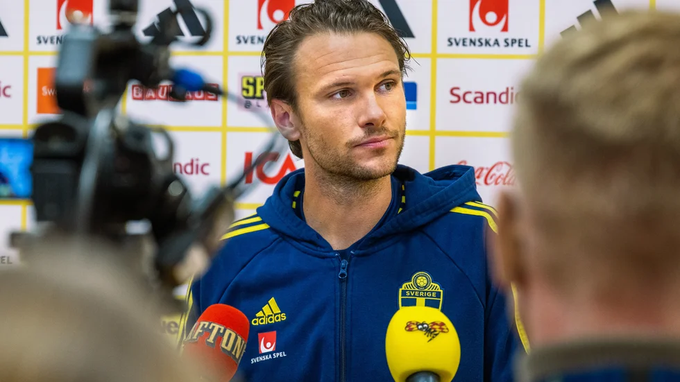 Albin Ekdal sätter punkt för landslagskarriären mot Estland.