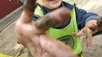 Gratis trafikvästar har delats ut till 613 förskolebarn i Västervik. Abdulah Dautovic är ett av de barn på förskolan Snövit som fått en väst som gör honom synlig i trafiken. Foto: MAGNUS GLANS