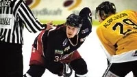 VIK-centern Daniel Strömshed är koncentrerad när han ska teka mot Glimmas Filip Alricsson. Foto: MAGNUS GLANS