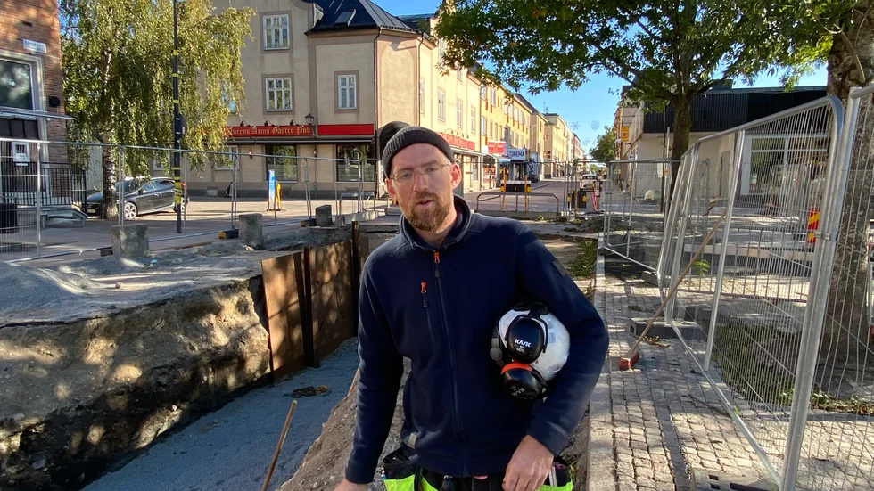 Adam Hultberg från Upplandsmuseet är arkeolog som arbetar i gropen på Torggatan.  Han blir klar nästa vecka.