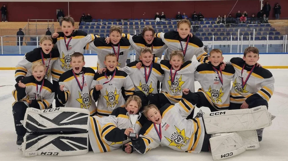 Motala AIF:s U13-lag jublar efter segern i Katrineholm.