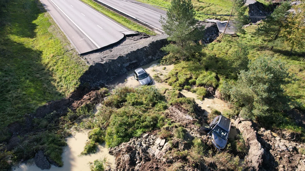 Flera bilar körde över kanten mitt i natten, bland annat Marko Mijatovic. Tre personer skadades lindrigt.