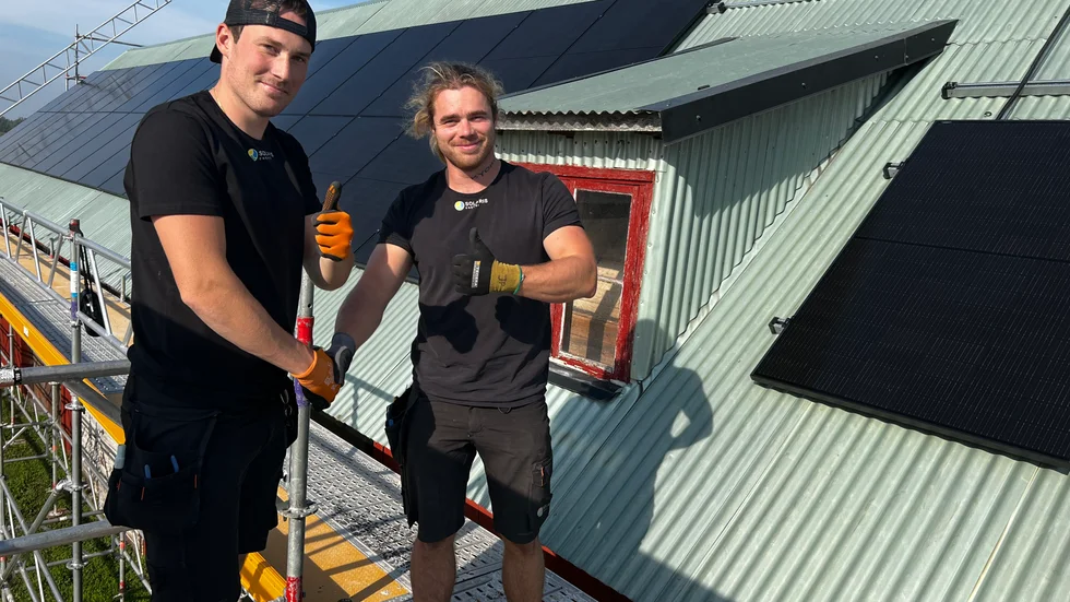 Olle Andersson och Gustav Ljung Lundin i full färd med att installera solceller.