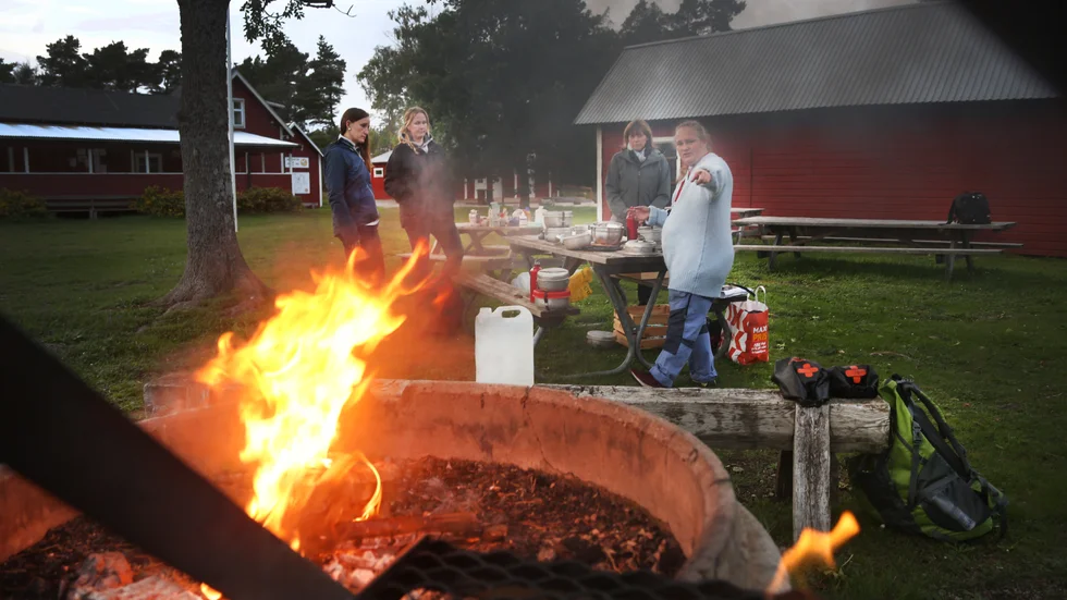 Lina Dahlström visar Sofie Knutas, Eleonor Jacobsson och Anna-Karin Hjelm hur ett stormkök fungerar. Ett tips är att använda en vanlig grill, med ved, om det blir långvarigt strömavbrott och man behöver kunna laga mat.