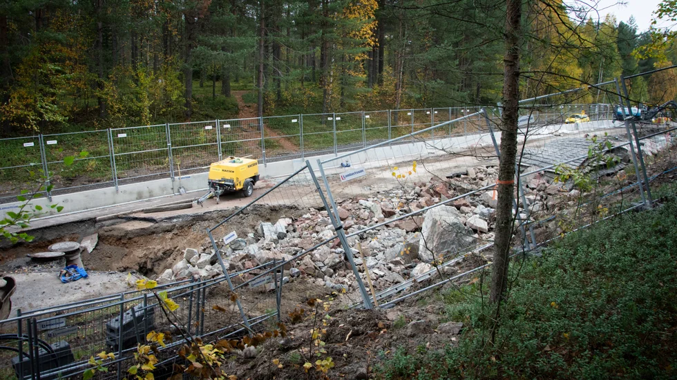 Här ska snart VA-ledningar grävas ned. Men först måste lite berg sprängas bort.