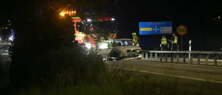 Bil körde in i räcke – äldre man inlagd på sjukhus
