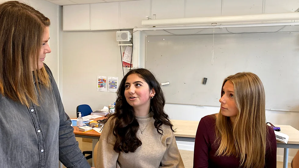 God stämning på Korsängsskolan. Läraren Diana Hallberg i samspråk med Maram Chehab Eddin och Felicia Rosenberg.