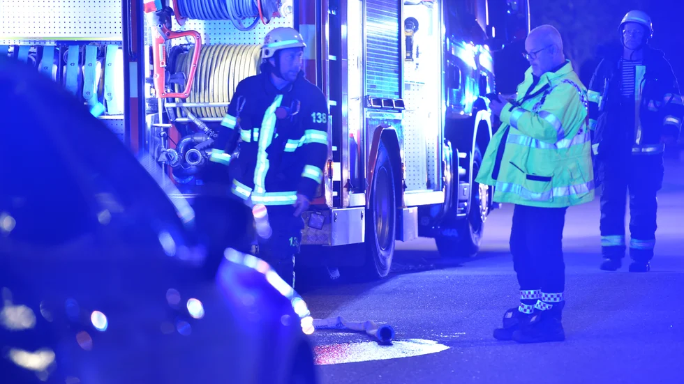 Totalt sex personer är nu misstänkta för inblandning i mordbränderna i Brandkärr förra året.