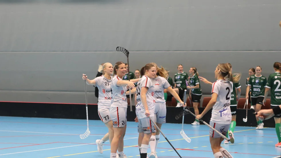 Måljubel. Trion Ebba Myllivainio, Sara Attermo och Angelica Högberg var alla tre inblandade i FBC:s åtta fullträffar i hemmapremiären.