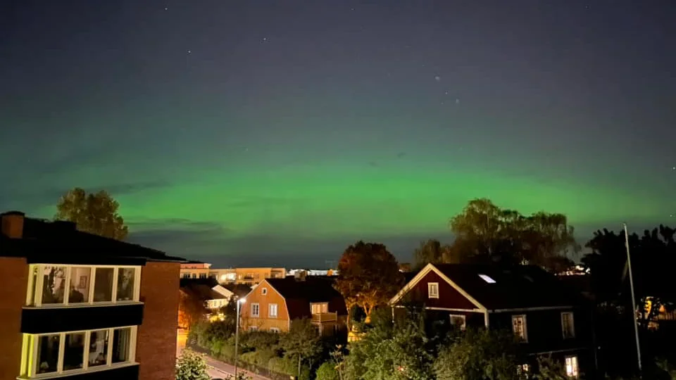 Norrsken över Luthagen strax före midnatt natten till i måndags, fångat på bild av en medlem i Facebookgruppen "Uppsala Northern Lights Watch".
