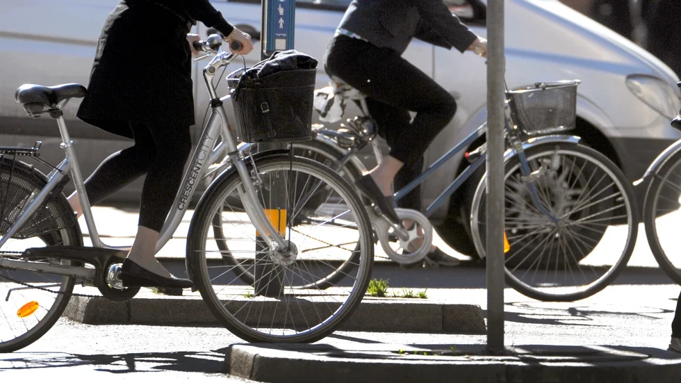 Den som cyklar på ett obevakat övergångsställe har väjningsplikt mot både bilar och fotgängare. 