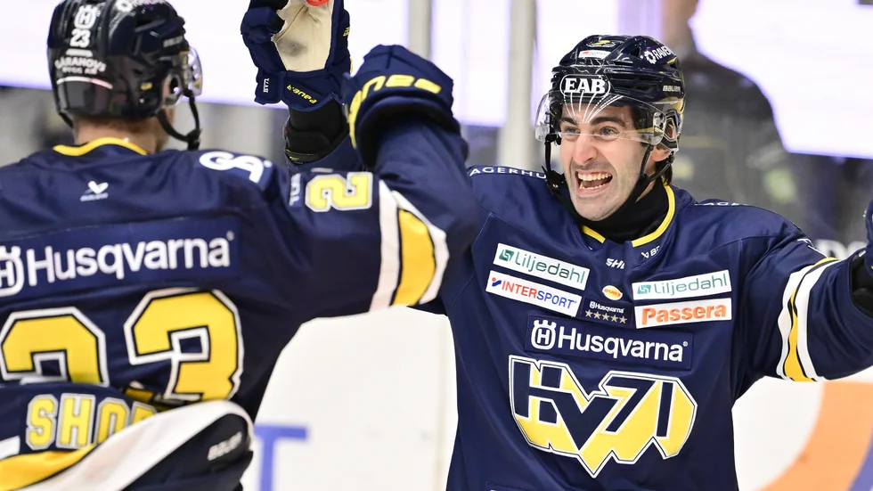 Nick Shore, till höger, återvänder till HV71 efter att ha misslyckats att ta en NHL-plats.