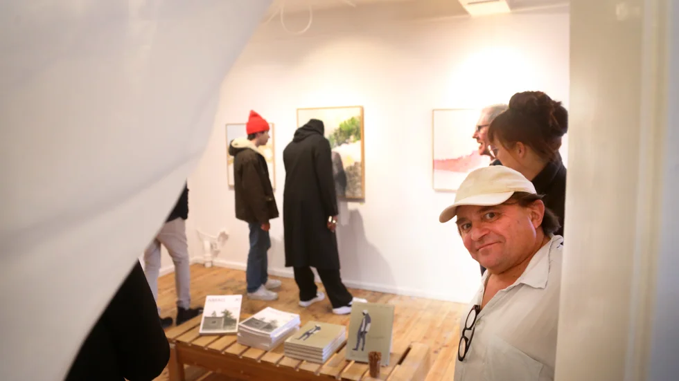 Fotografen och konstnären Marcus Hansson är först ut att ha vernissage på nyöppnade galleri Kåda i Visby. Själva stavar galleristerna namnet KAADA.