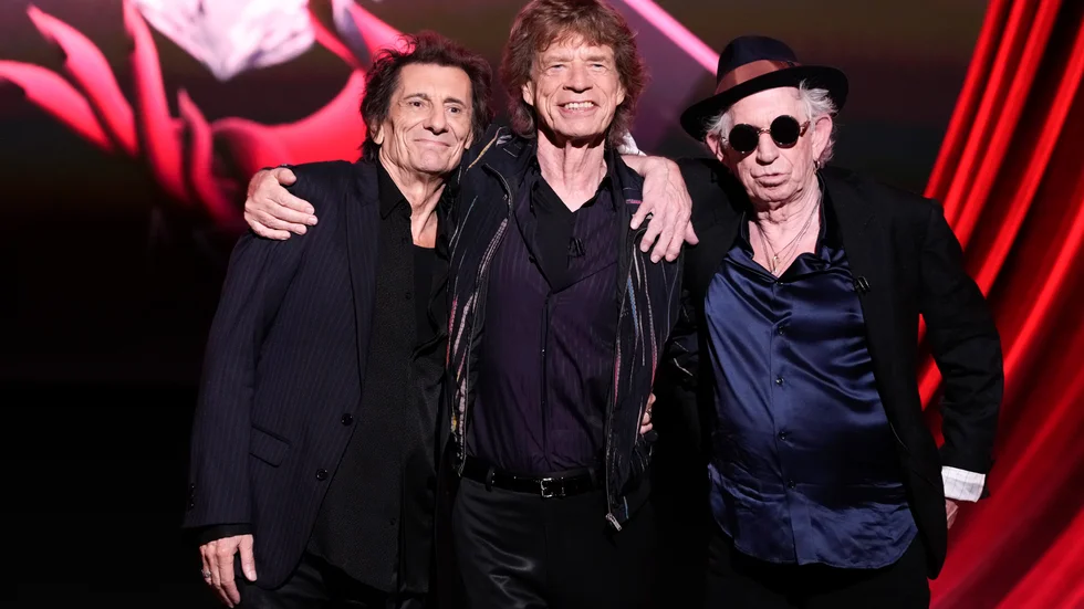 Ronnie Wood, Mick Jagger och Keith Richards poserar under en presskonferens för Rolling Stones nya album "Hackney diamonds". Rockbandet har hållit på längre än de flesta – hemligheten är sociala relationer, enligt en expert på åldrande. Arkivbild.
