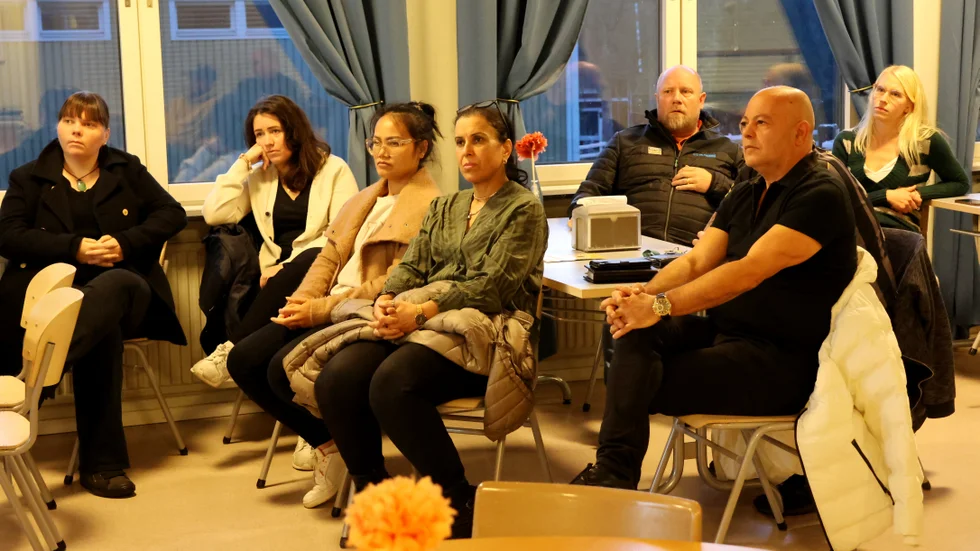 Det vilade ett dystert allvar hos de 20-talet Gullringsbor som deltog i torsdagskvällens möte om skolans och förskolans framtida öde i samhället. "Det är skolan, förskolan och affären som är samhällets grundstenar", anser de.