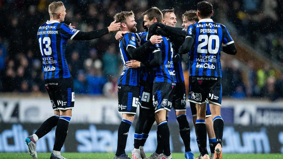 Tobias Carlsson och Sirius jublar efter att han gjort 3–2 i slutet av matchen.