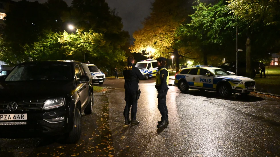 En man blev under lördagskvällen skjuten i Hageby och ådrog sig allvarliga skador.