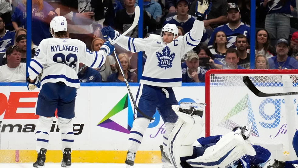 Torontos center John Tavares och svenske forward William Nylander firar det avgörande målet, i förlängningen, i matchen mot Tampa Bay och målvakten Jonas Johansson.