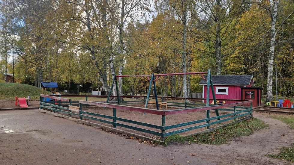 Gungställningen på förskolan Skogslyckan i Tjällmo saknar sina gungor. 