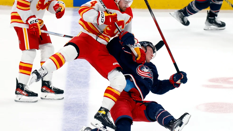 Calgary Flames svenske back Rasmus Andersson stängs av i fyra matcher för tacklingen mot huvudet på Columbus finländske anfallare Patrik Laine.