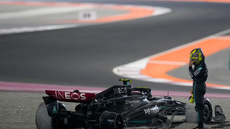Mercedes-föraren Lewis Hamilton vid sin kraschade bil i Qatar. Arkivbild.