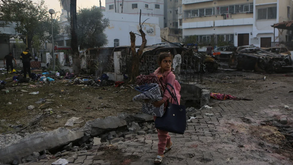 En palestinsk flicka bär en filt utanför sjukhuset al-Ahli i staden Gaza.