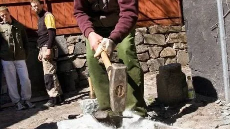 Hugga i sten, är inget nytt för Ivar "Iffa" Svensson som fyller 80 år på måndag. För han har huggit i marmor och granit i hela sitt liv.          Foto: Robert Svensson/arkiv