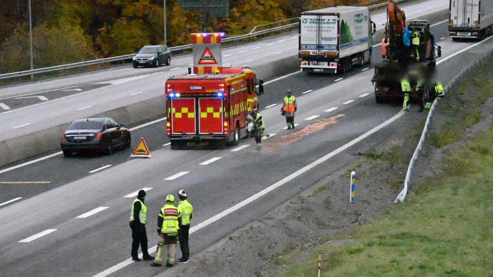 En lastbil körde in i en bro på E4 på tisdagseftermiddagen.
