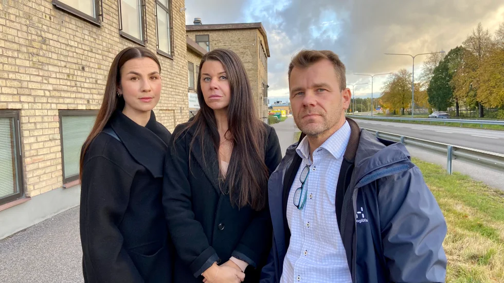 Linn Claesson, Petra Pressfeldt och Jostein Langstrand, föräldrar till barn på Smedbyskolan, är mycket kritiska till kommunens nedläggningsbeslut. De försöker nu få till en trygg övergång för barnen i Smedby och kräver att alla ska få plats i området.