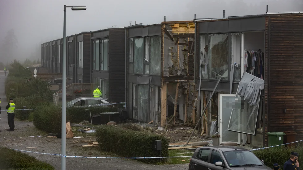 Tre män sitter häktade för bomben i Fullerö natten till i torsdags. En fjärde person misstänks för inblandning. 