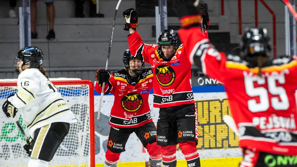 Jenna Pirttijärvi jublar efter sitt första mål mot SDE.