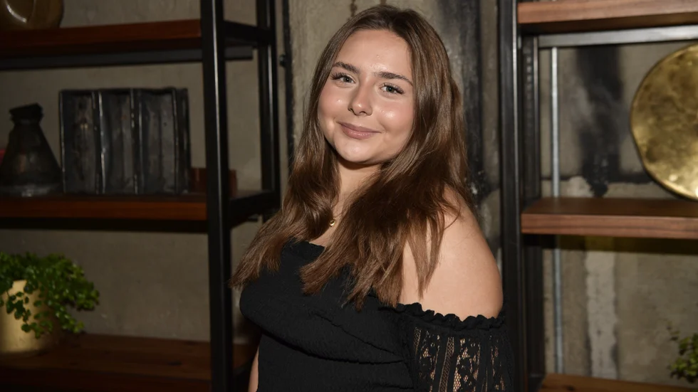 Louisa Hoxha satsar hårt på att nå så långt som möjligt i TV 4:s talangtävling Idol. Dagen före första fredagsfinalen beskriver hon sig som nervös och taggad.