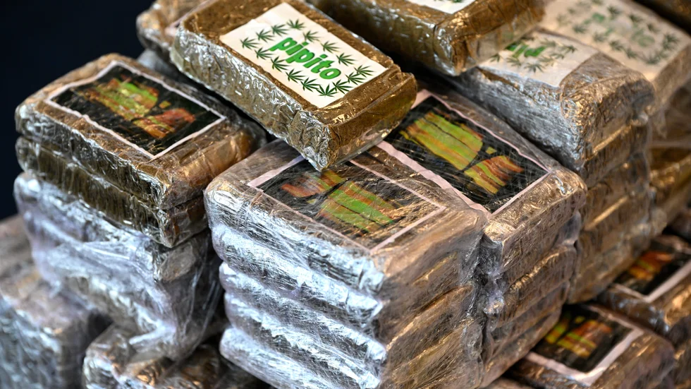 Paketet som den dömde mannen tog emot visade sig innehålla runt 20 kilo cannabis. Bilden kommer från ett annat beslag.