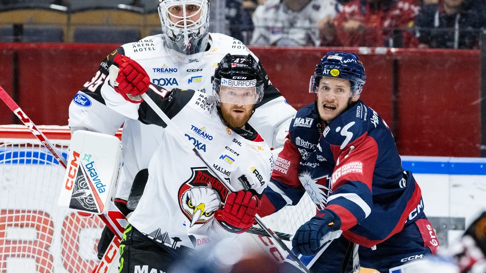 Henrik Törnqvist förra hösten i SHL i Linköpings tröja. En knäskada stoppade honom då från resten av säsongen. Men nu efter tio månader är han tillbaka i spel. Ny säsong i SHL startar på lördag hemma mot Brynäs.