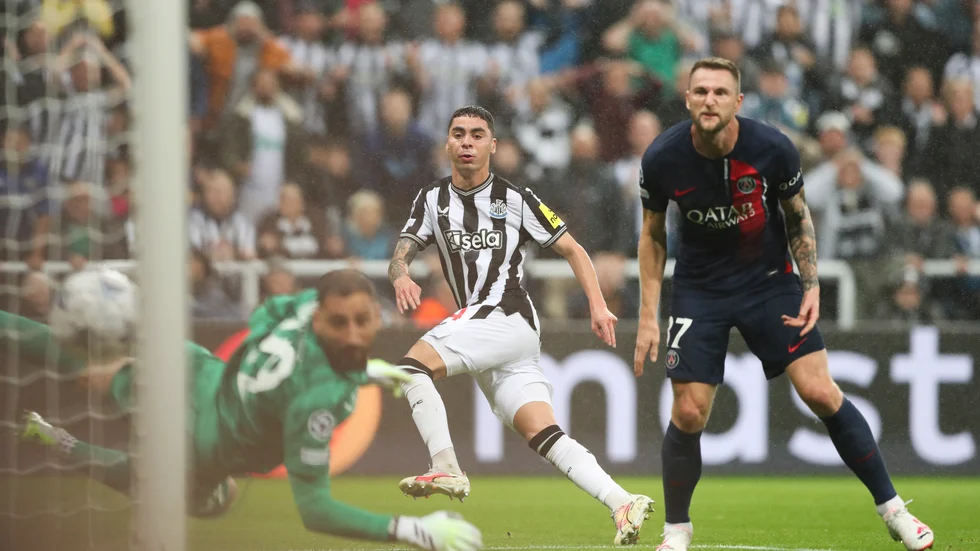 Miguel Almirón, i svartvitt, sköt 1–0 till Newcastle.