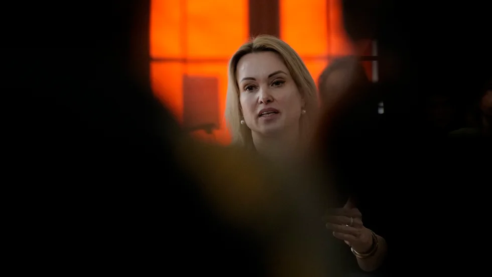 Tidigare tv-journalisten Marina Ovsjannikova vud en presskonferens i Paris i februari i år. Arkivbild.