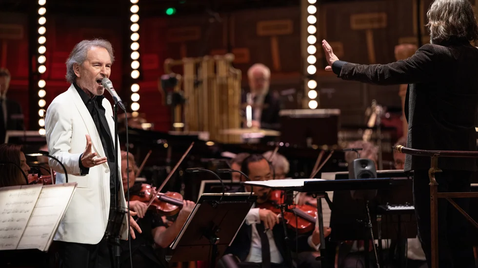 Tomas Ledin tillsammans med Kungliga filharmonikerna. Nu tas "Symphonia" till de Geerhallen där han samarbetar med SON.