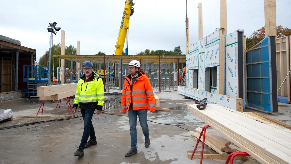 Förhoppningen är att skolan ska stå klar nästa år. "Det är mycket som ska klaffa", säger Henrik Anheim, projektledare på Corem. Till höger syns Pontus Berlin på Peab.