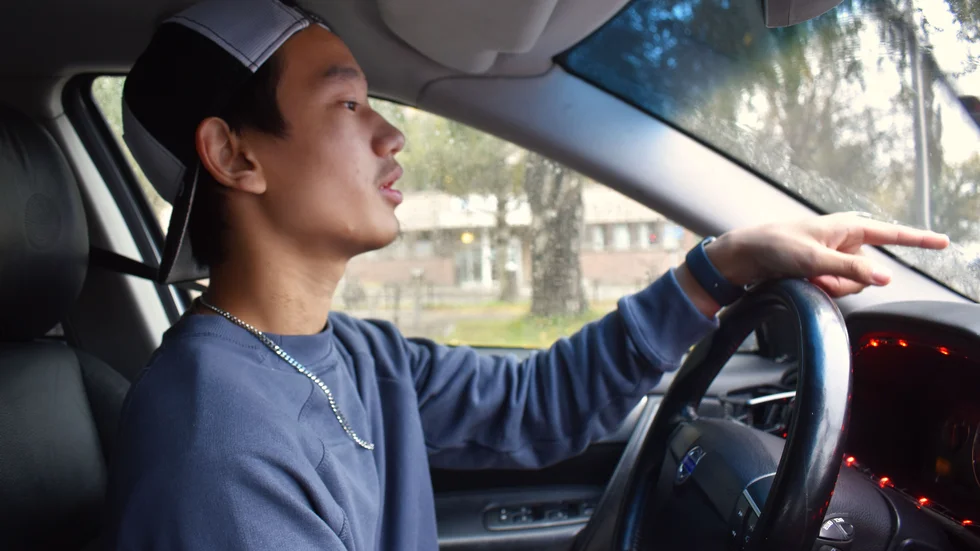 Leo Furstenborg upplever att många beter sig stressigt i trafiken. "Folk tänker bara på att komma fram fort och inte på att det finns risker när man kör om. Det är tråkigt."