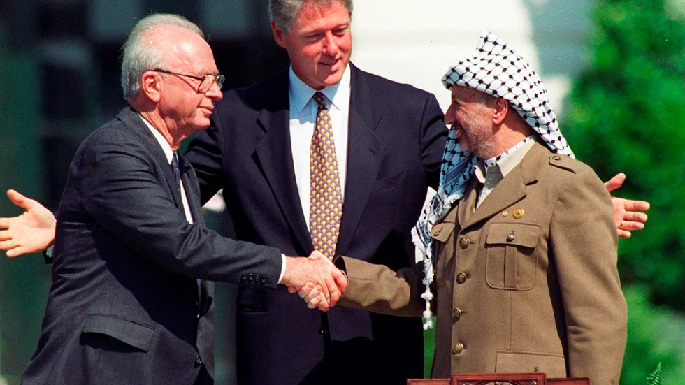 Washington 1993. Yitzhak Rabin och Yasser Arafat undertecknar avtalet.