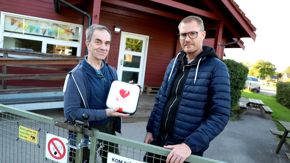 Mats Walldén och Robert Norling är en del av byalag 1050 som är verksamma i Maspelösa, Gullberg och Flistad. Tack vare byalagets engagemang möjliggörs nu ett kommunalt bidrag som kan leda till fler hjärtstartare på landsbygden. "Vi är jättenöjda", säger Mats Walldén.