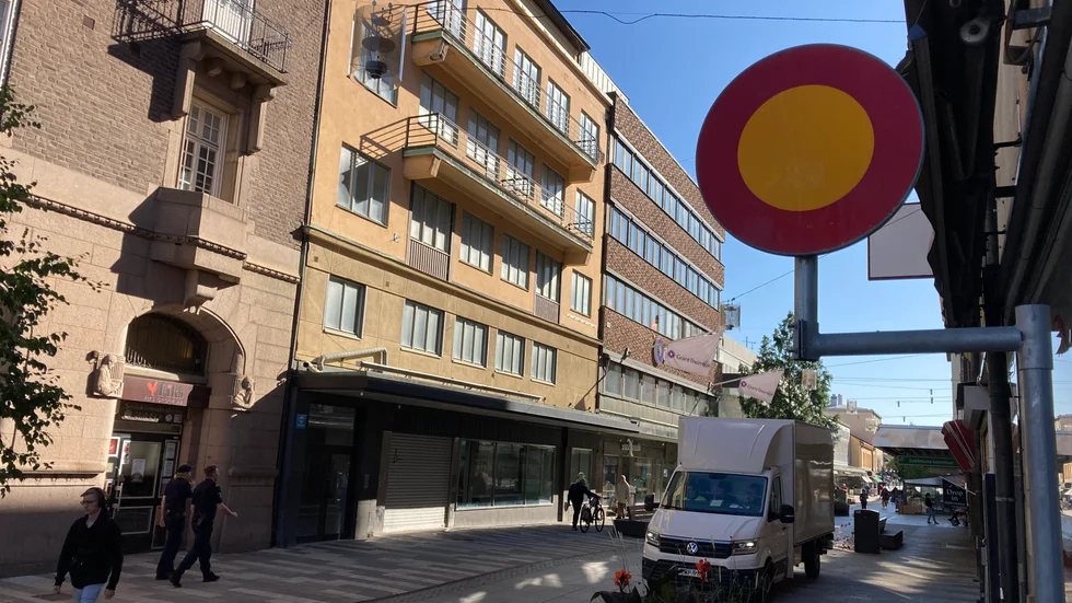 Inför en "cykelgågata", tycker signaturen En upprörd cyklist.
