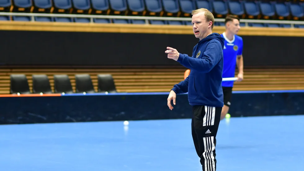 Hagundatränaren Martin Dahlberg kommer att bli kvar länge i klubben efter nytt avtal.