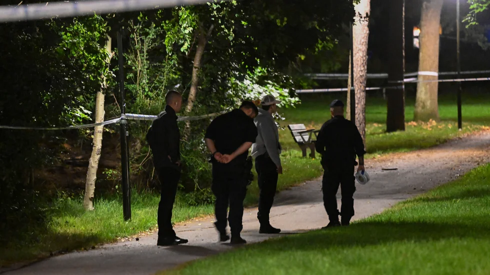 Tonårspojken avled på sjukhus efter att ha hittats skjuten i ett grönområde i Västertorp i södra Stockholm.