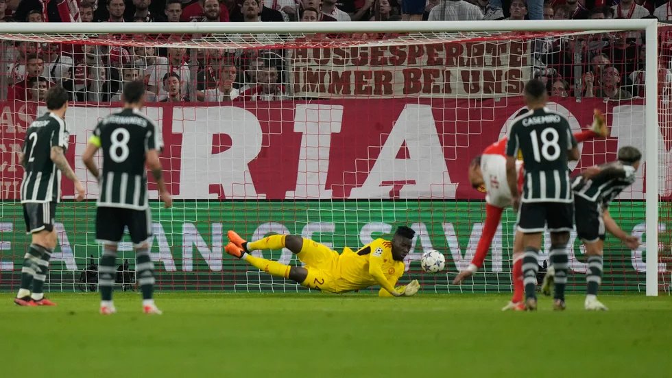 Manchester Uniteds André Onana (i gult) med en jättetabbe.