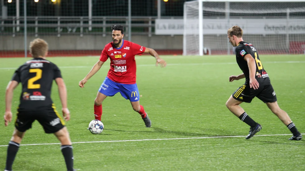 Borens IK:s spelare Hassan Hassan för upp bollen i östgötacupfinalen mot Smedby AIS. Boren gjorde en bra match, men förlorade med 0-2 och fick nöja sig med silver i turneringen. Nu väntar ändå kval till Svenska cupen nästa år.