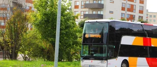 Larmet ljöd på bussen: Föraren klev av – passagerarna blev kvar